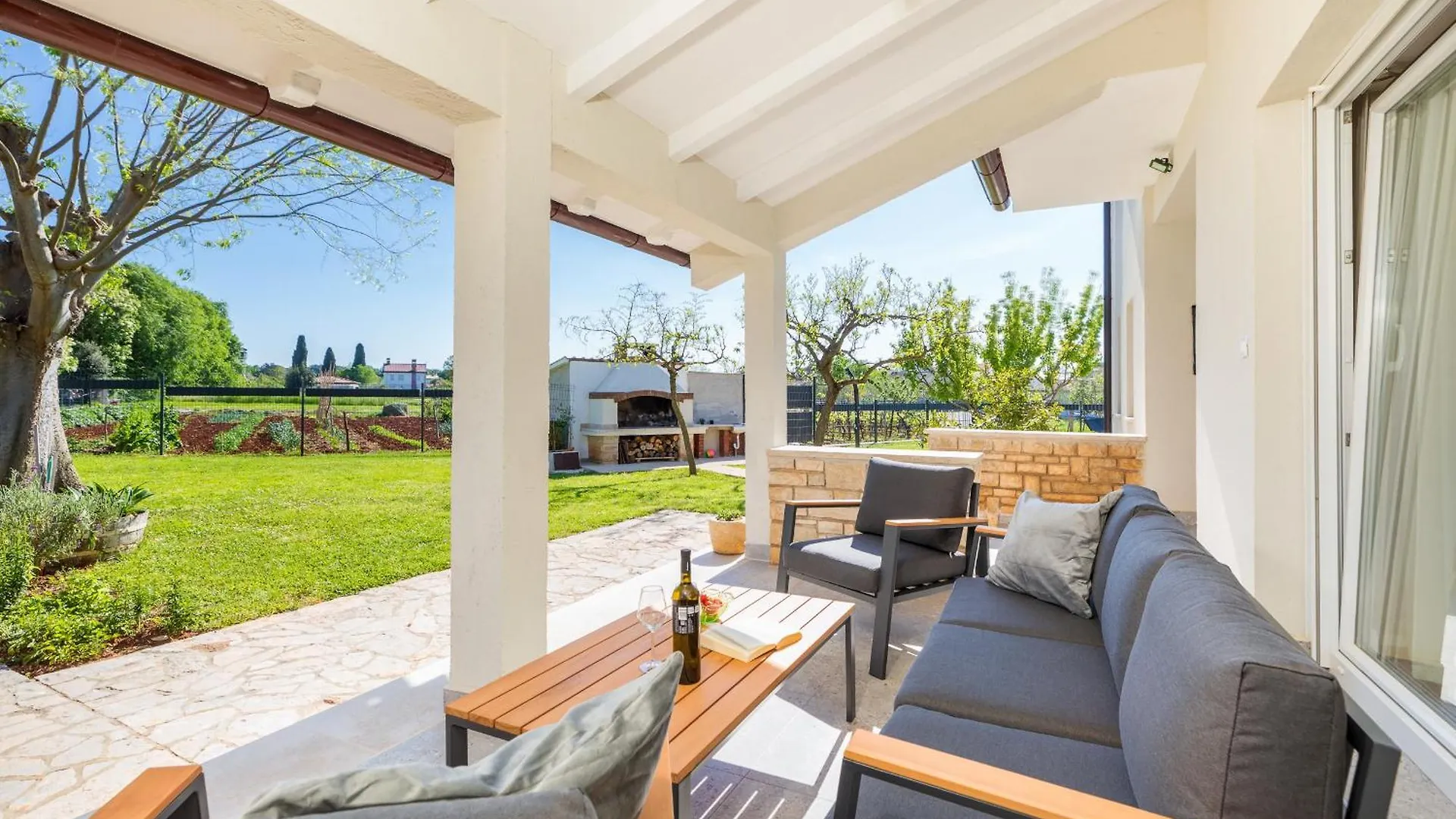 Vila A & E Valbandon Villa